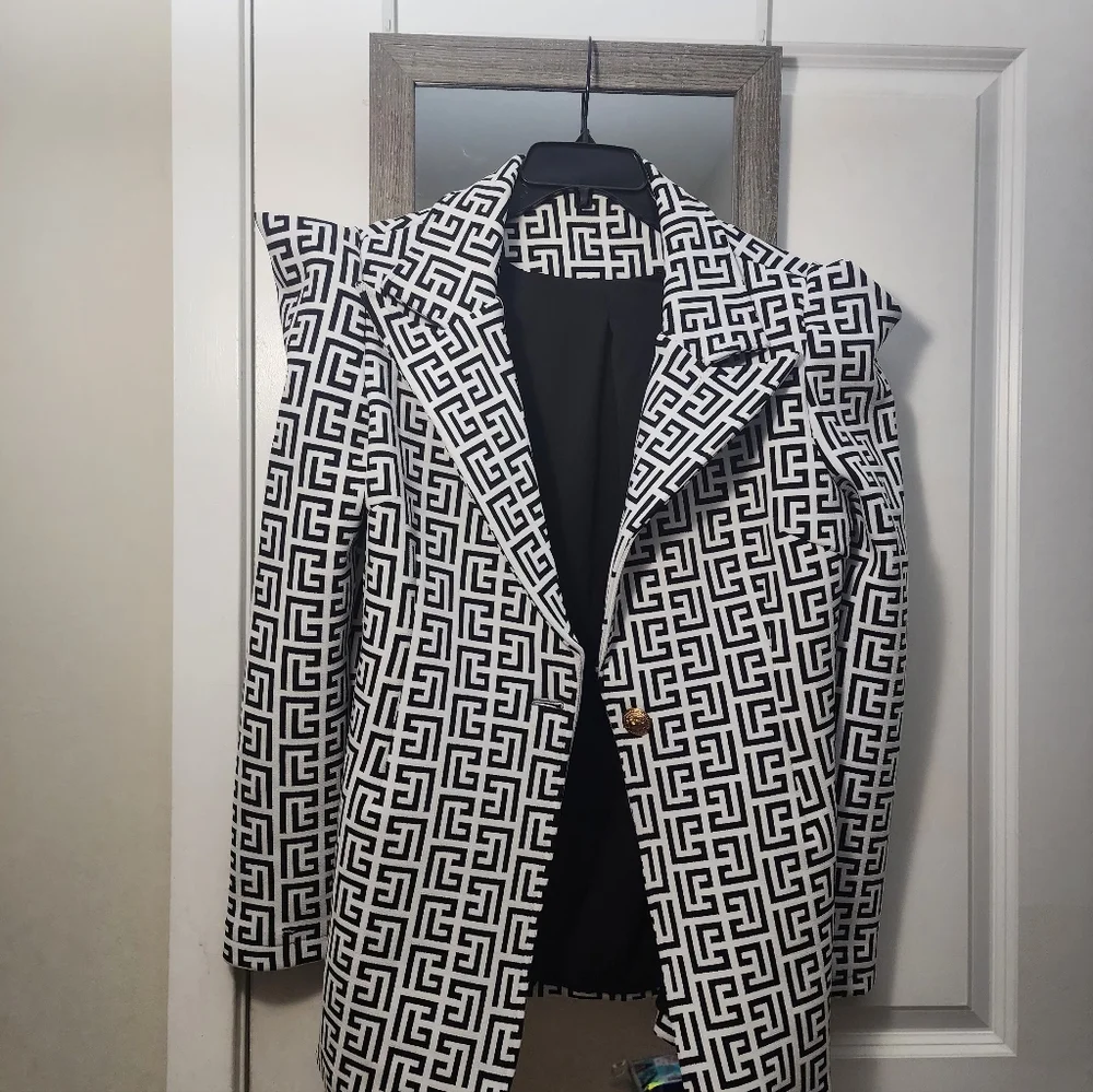 Black and White Geometric Patterned Jacket And Matching Midi Dress - Picture 3 of 6